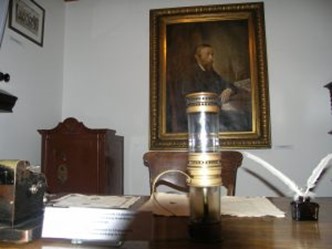 Zdjęcie wnętrza domu ze stałem i obrazem w tle