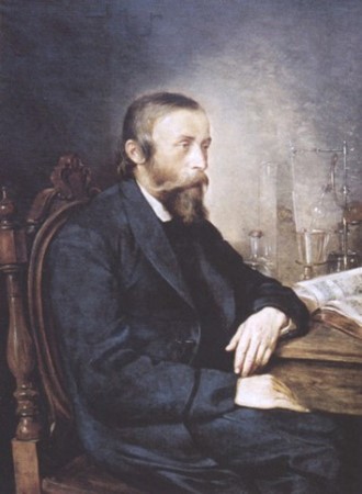 obraz przedstawiający Ignacego Łukasiewicza siedzącego przy stole